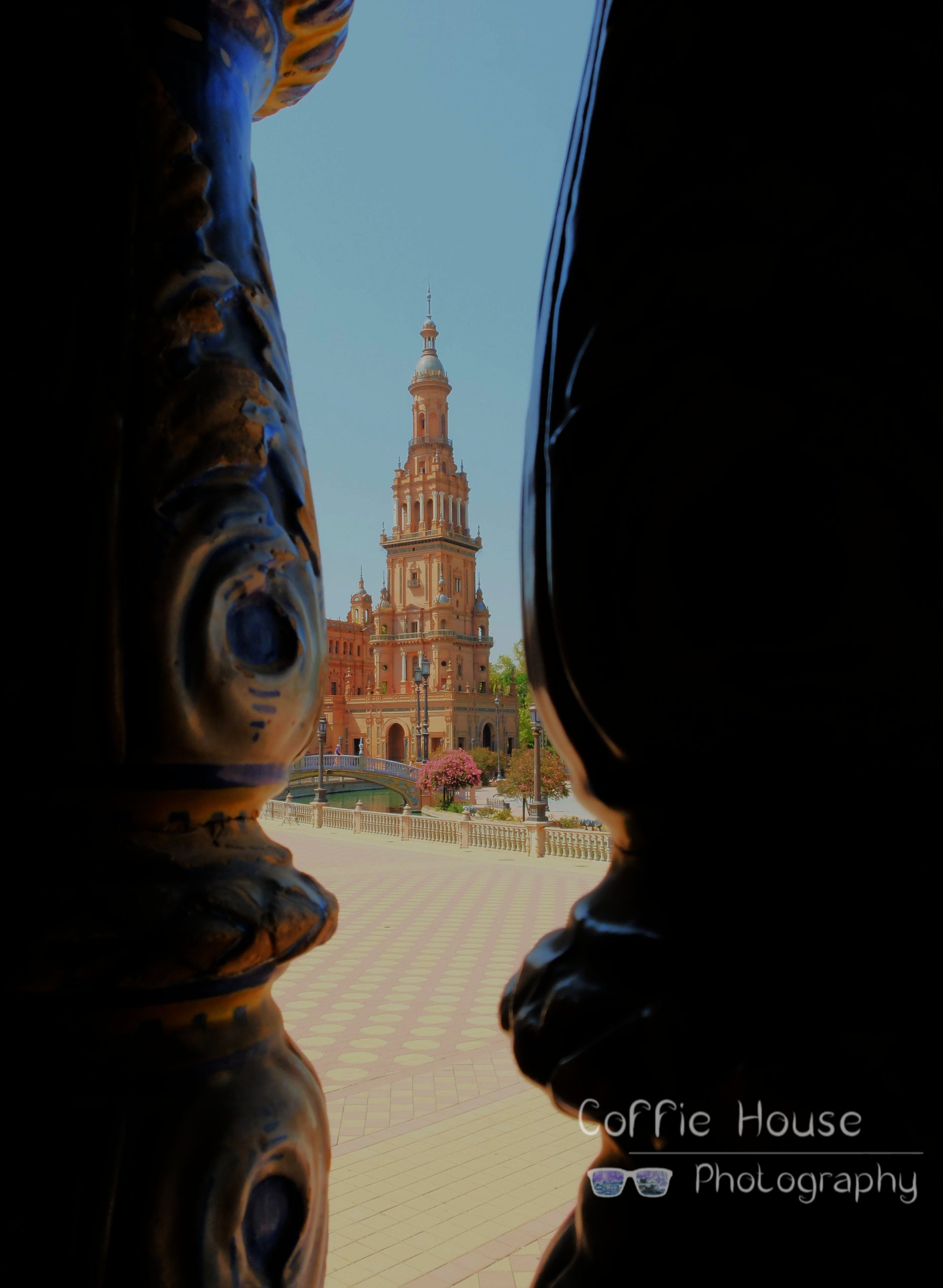 Torre Sur through the rails